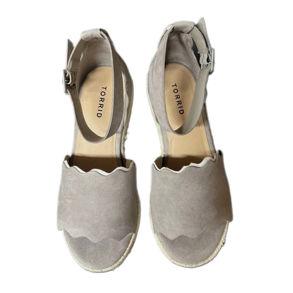 Torrid Ladies Size 9.5 Taupe Gray Scalloped Sports Wedge Sandals - Picture 2 of 4